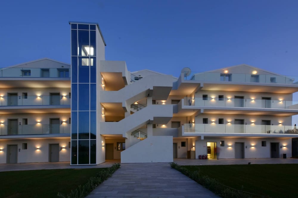 V Luxury Suites 1/50