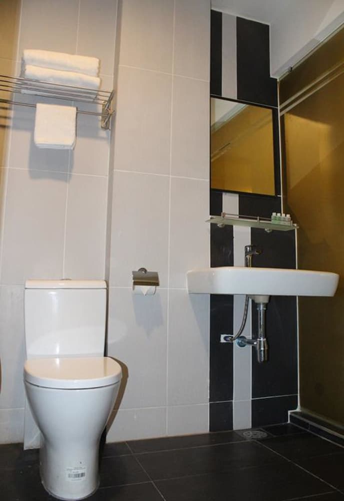 T Hotel Jalan Tar 11/45