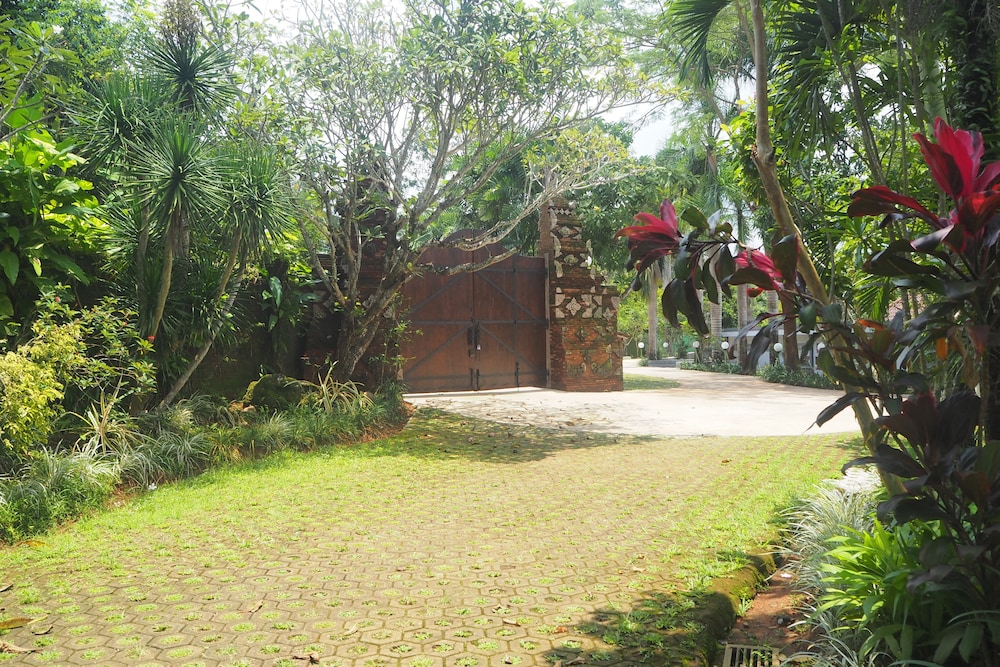 The Gecho Inn Country 35/50