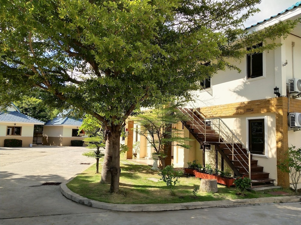 Fahproundfon Hotel 26/32