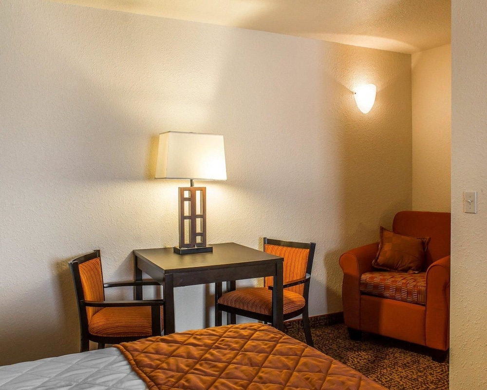 Rodeway Inn & Suites near Okoboji Lake 23/35