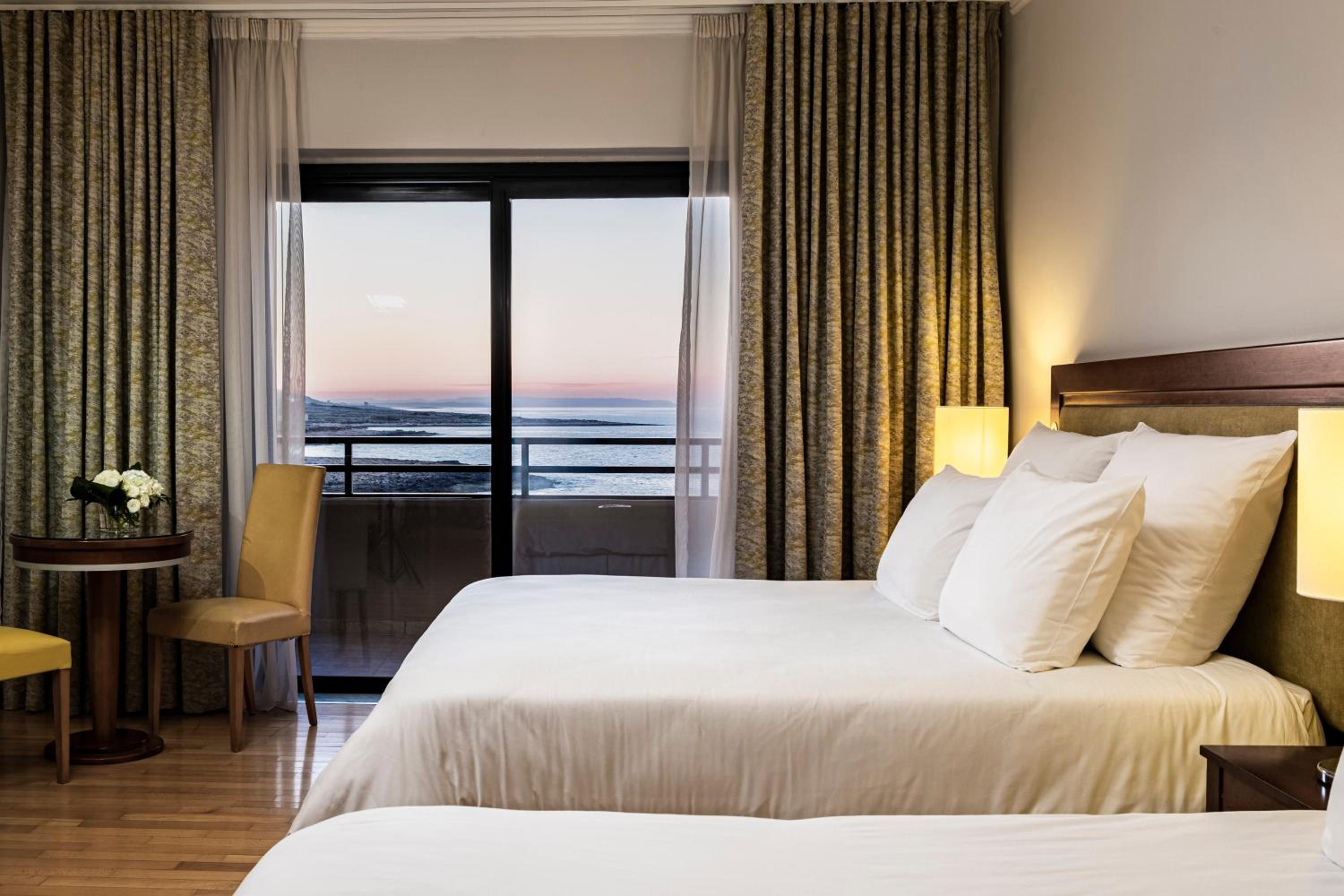 غرفة عائلية بسرير مزدوج بإطلالة على البحر بشرفة، Radisson Blu Resort Malta St Julians 3/6