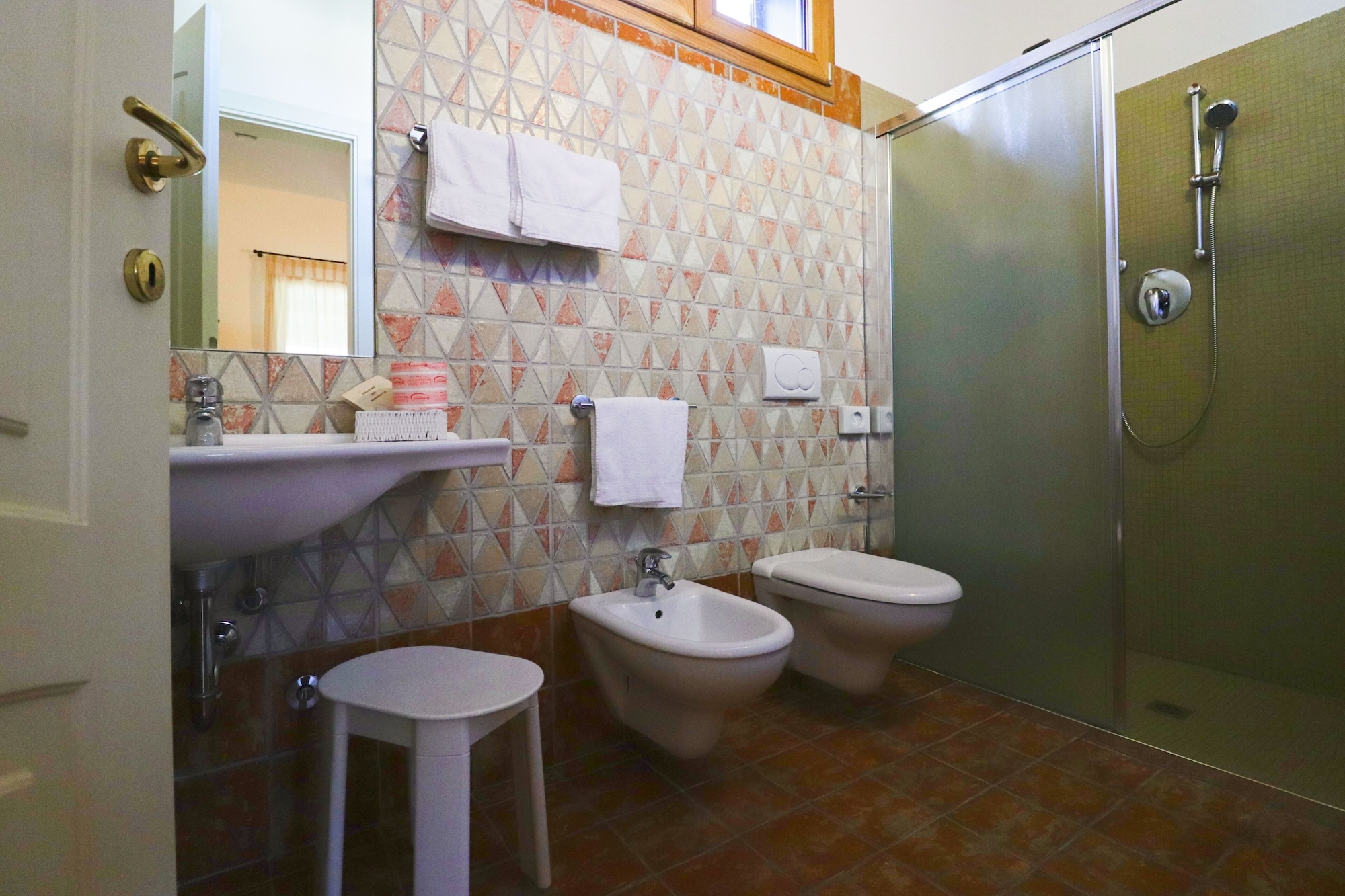 1 BEDROOM, APARTMENT, KITCHENETTE