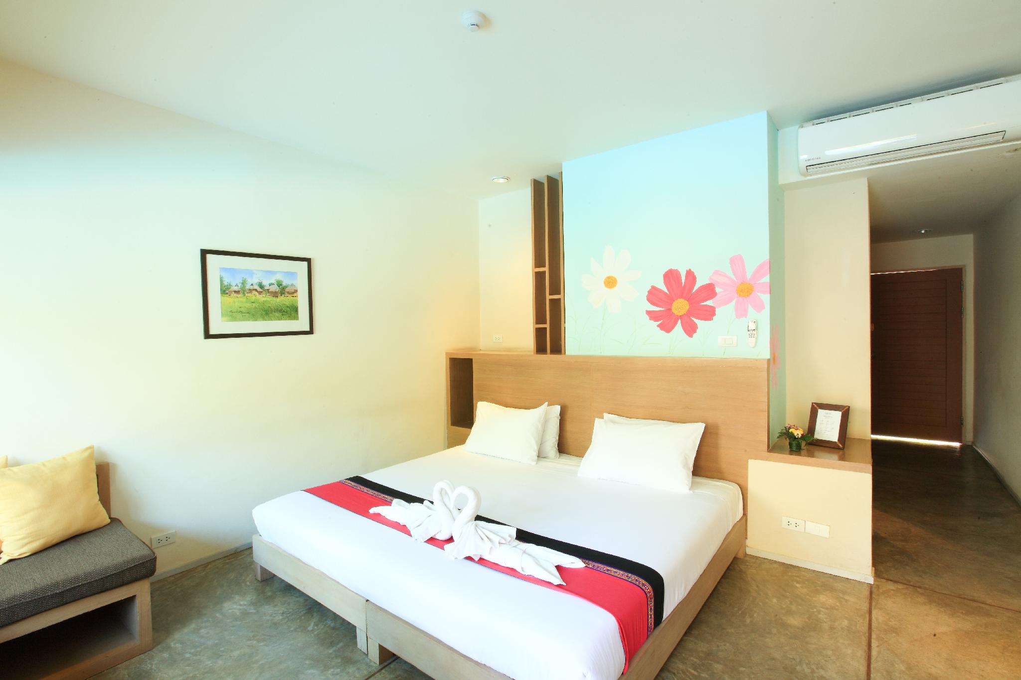 Deluxe, Queen Bed, Pool Access