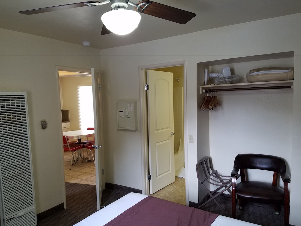 Lone Oak Lodge 16/35