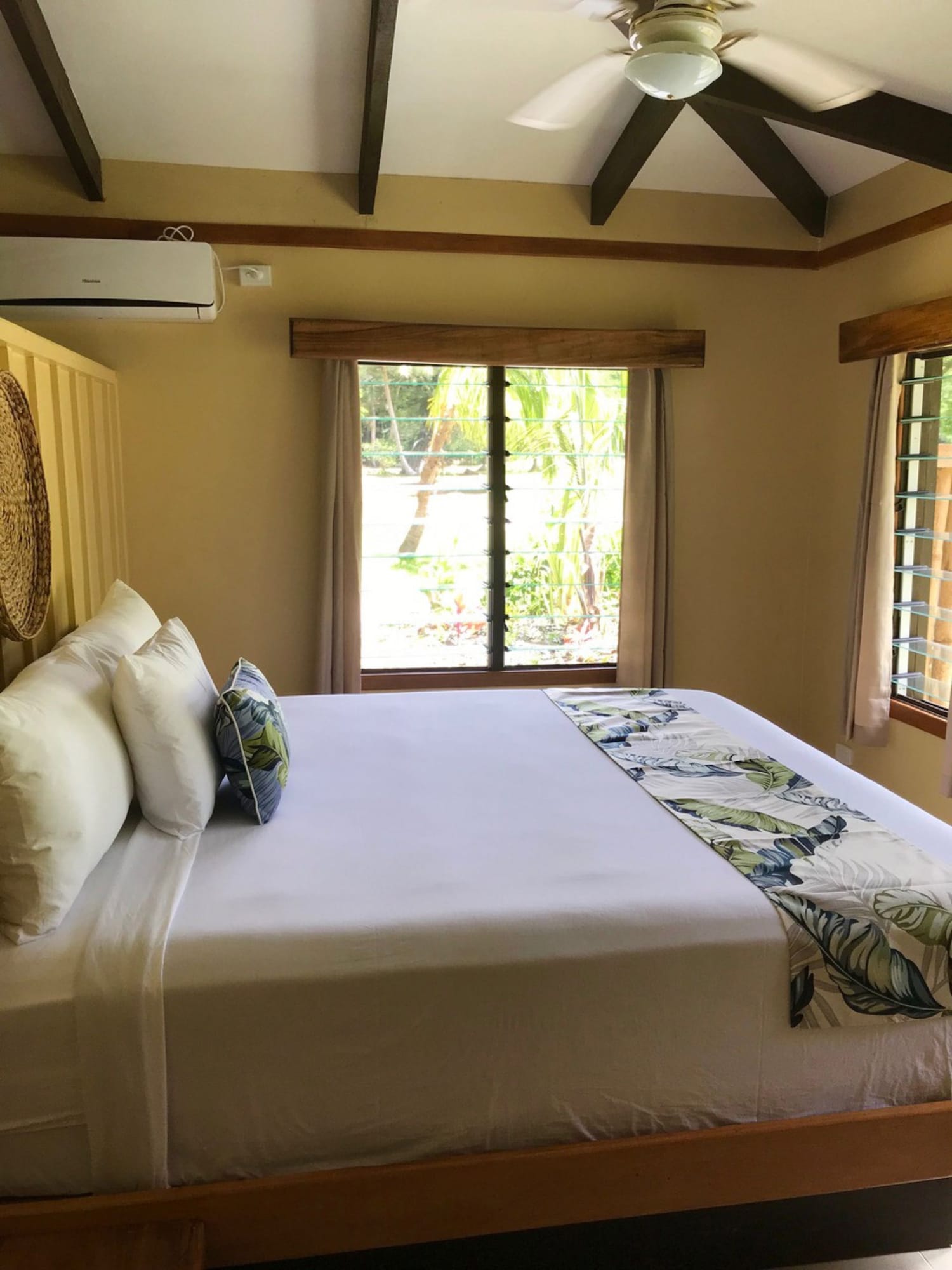Tropical, Suite, Queen Bed, Sofa