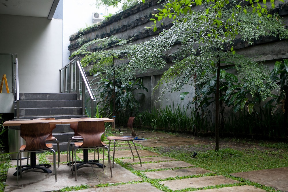 Indies Hotel Bandung 53/55