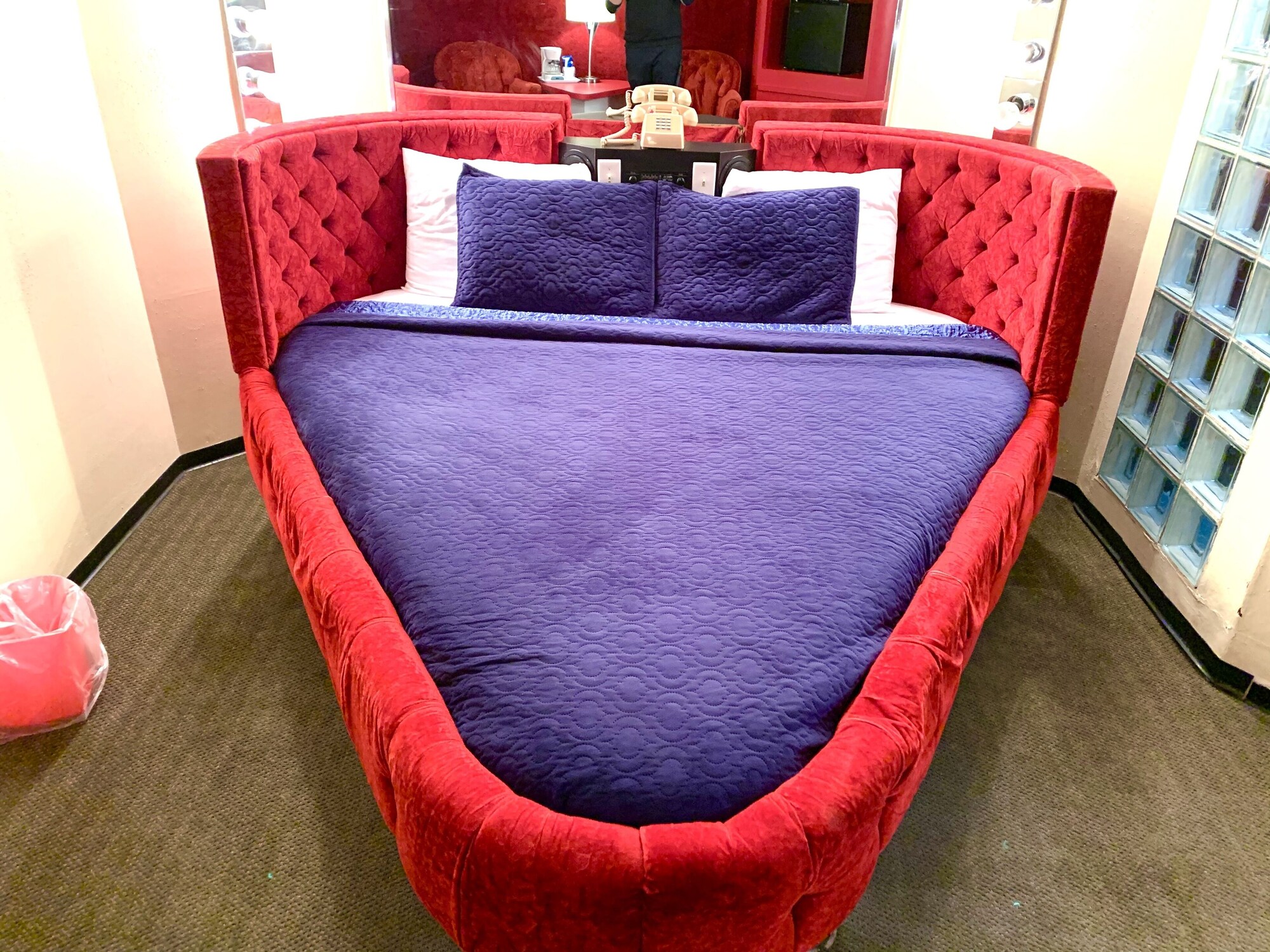 Cupid, Queen Bed, Corner