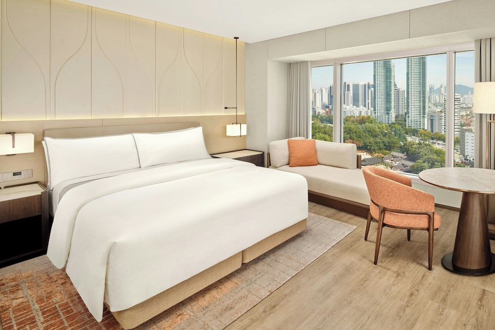 Guest Room, King Bed, Temple View, High Floor