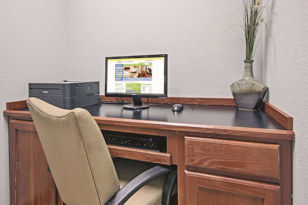 La Quinta Inn and Suites by Wyndham DFW Airport West - Euless 58/65