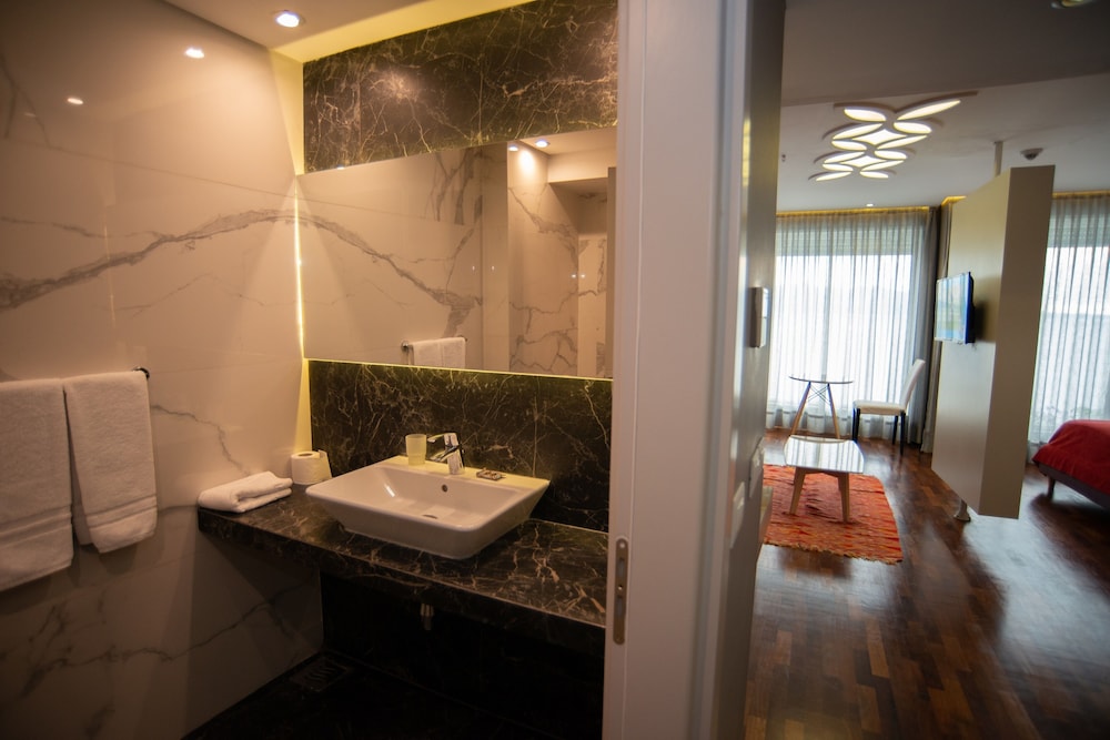 Bougainville Bay Hotel 50/50