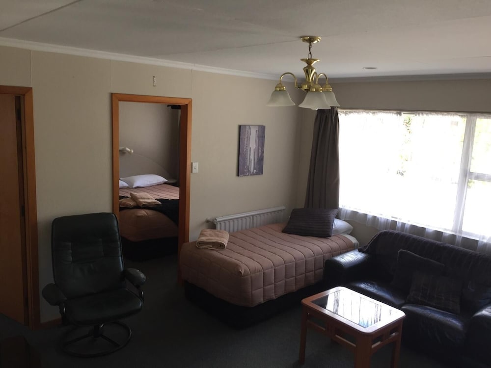 Alexandra Motor Lodge 38/70