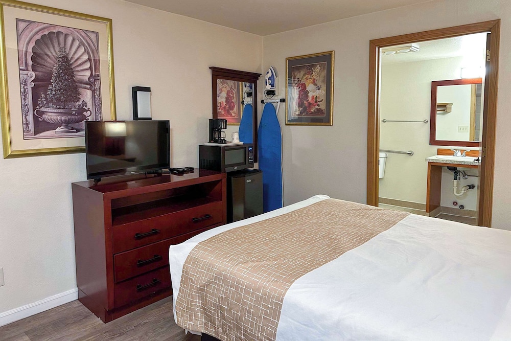 Econo Lodge Edmonds North Seattle, WA 20/39