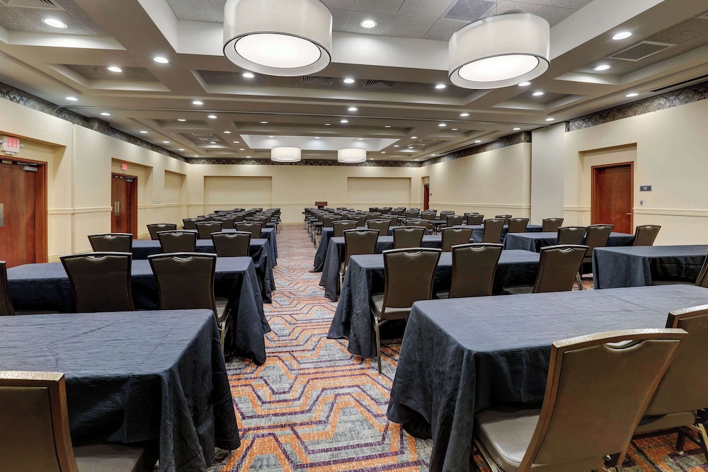 Drury Inn & Suites Charlotte Northlake 41/50