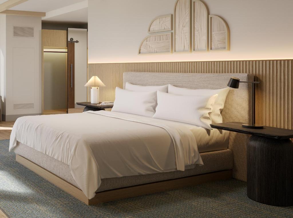 DELUXE, KING BED, WATER VIEW, ACCESSIBLE