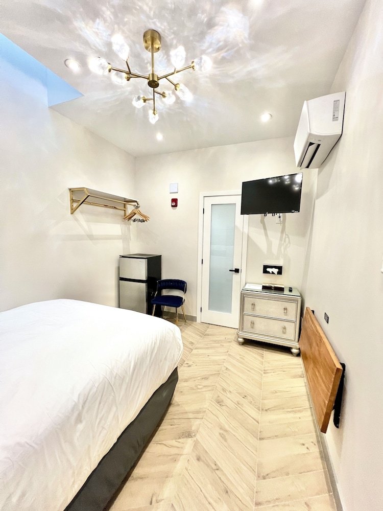 Toronto Rooms And Suites 13/49