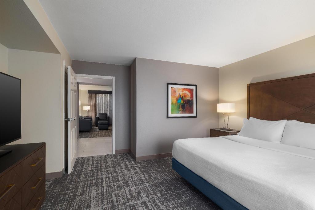 1 BEDROOM, SUITE, KING BED, ACCESSIBLE