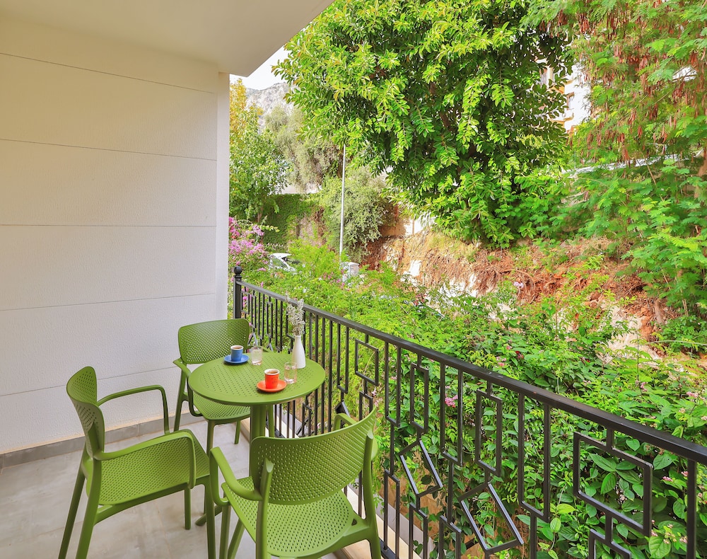 Lale Hotel 34/50