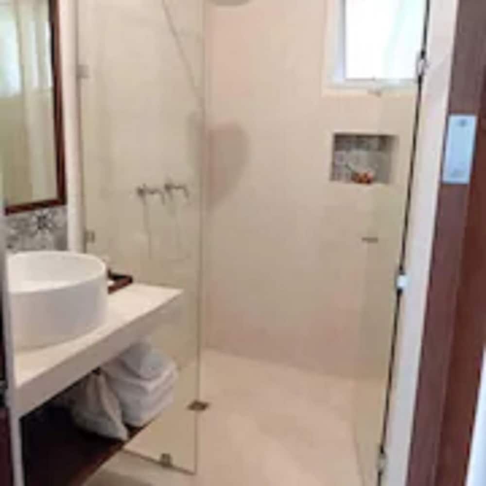 Noah Beach Hotel and Suites 55/55