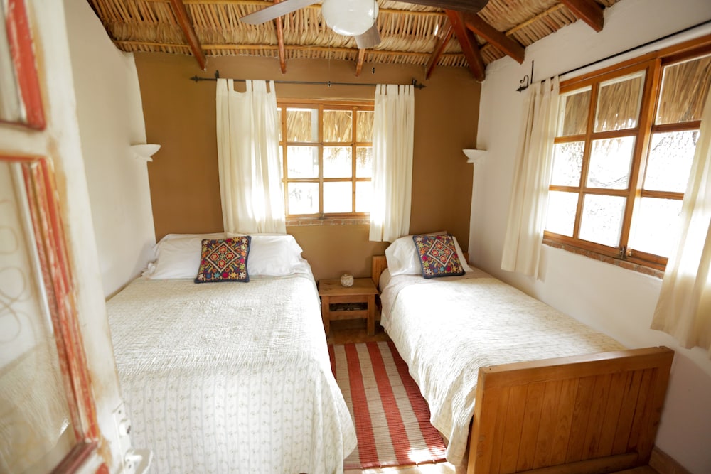 The Bungalows Hotel 10/50
