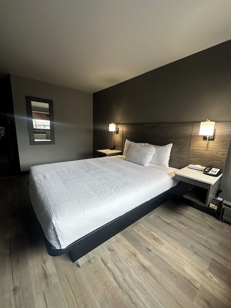 Room, Queen Bed, Exterior Entrance, Building