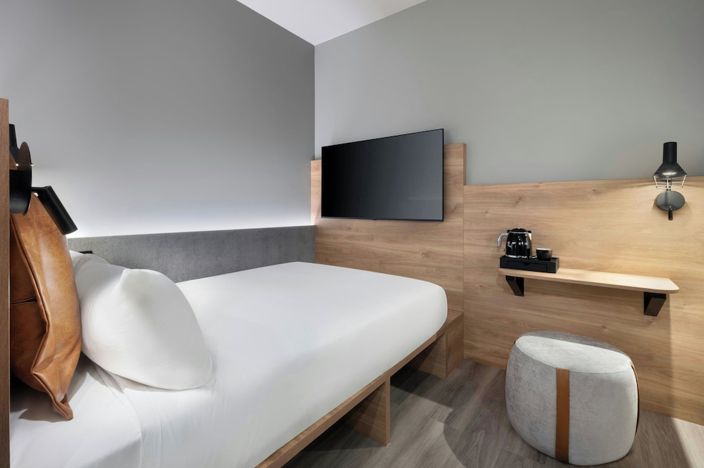 Moxy London Piccadilly Circus 12/47