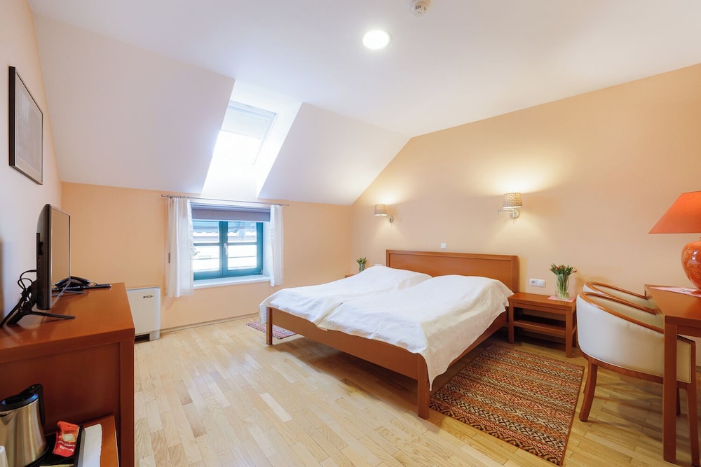 ROOM, DOUBLE BED