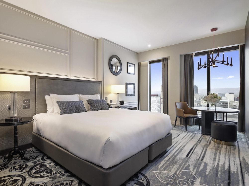 Opera, Club, Suite, King Bed, Mountain View, Club Lounge Access