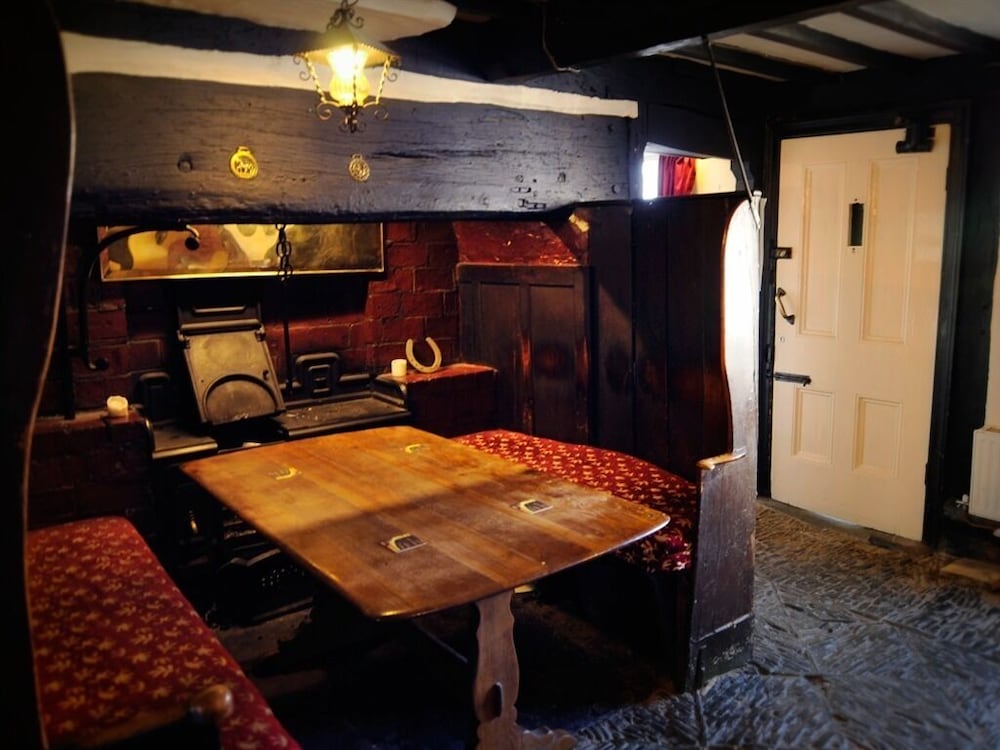 The Mount Inn 28/29