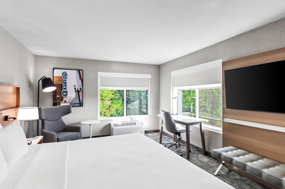 جناح بسرير كينج بغرفة نوم واحدة، Radisson Hotel Portland Airport 7/10