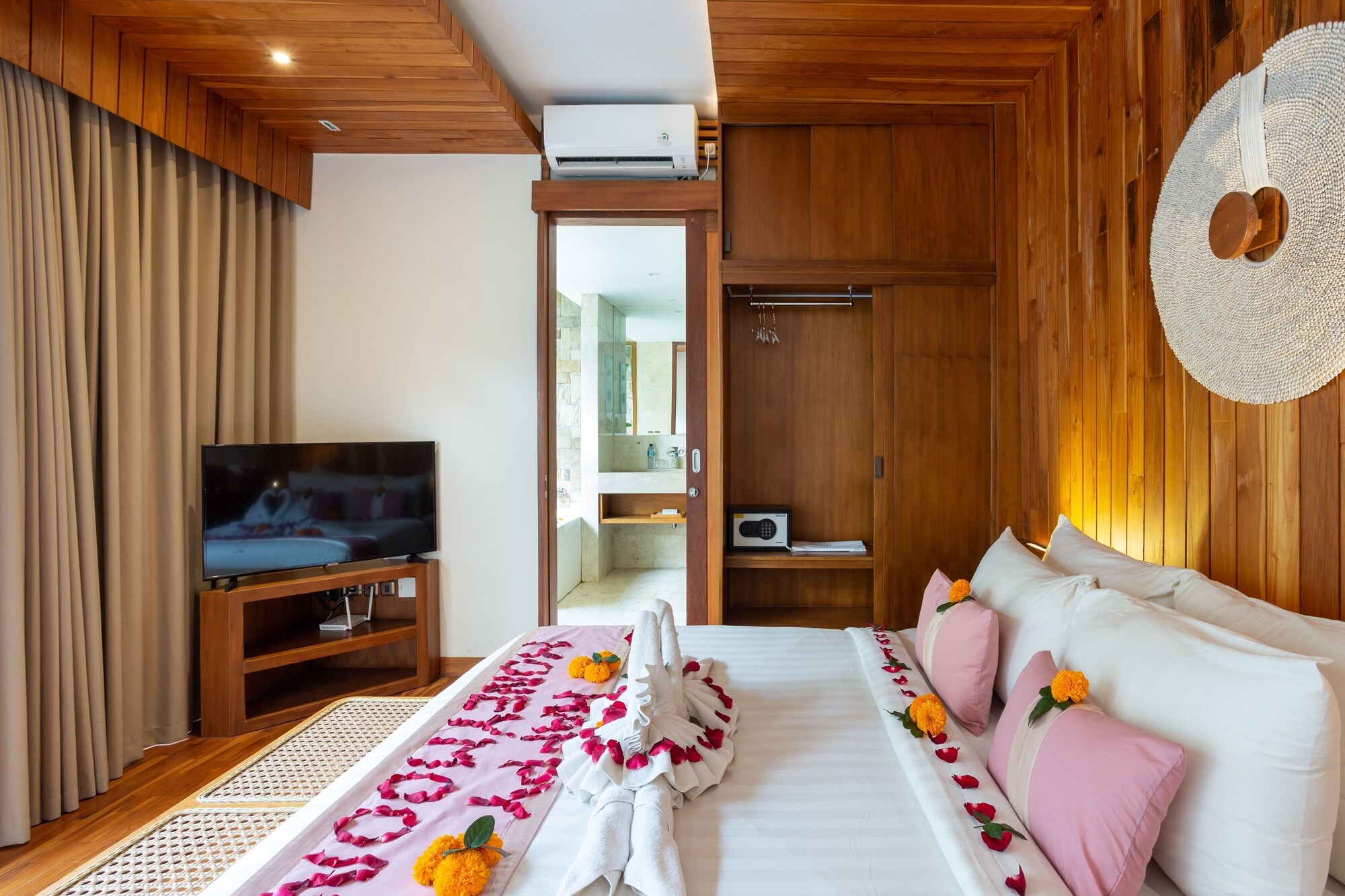 1 BEDROOM, POOL, VILLA