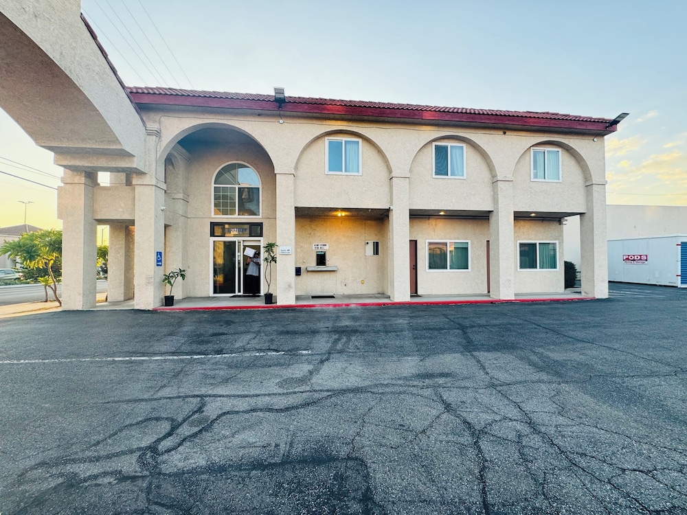 Casa Blanca Hotel & Suites Azusa 31/37