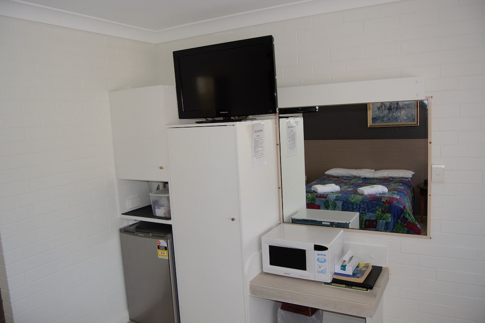 Civic Motor Inn Cowra 32/71