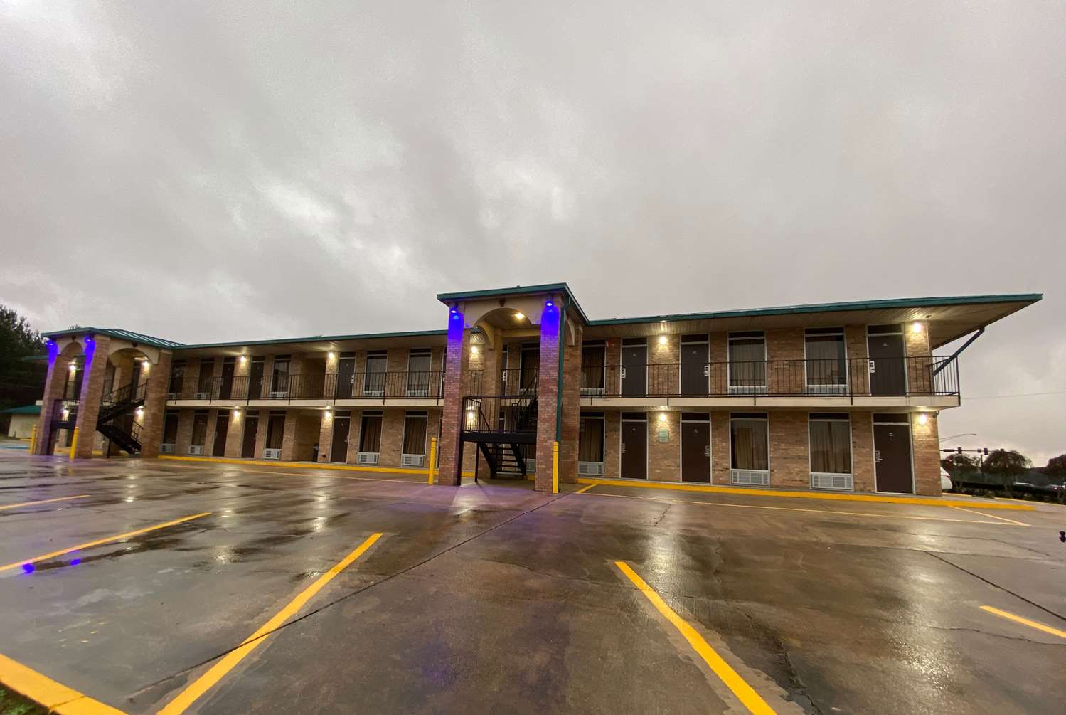 Days Inn by Wyndham Forest 32/40