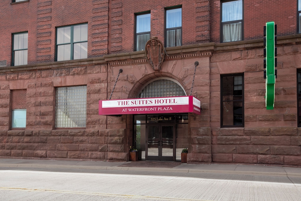 The Suites Hotel at Waterfront Plaza 2/50
