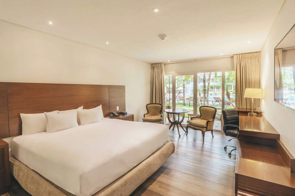 Room, King Bed, Pool Side