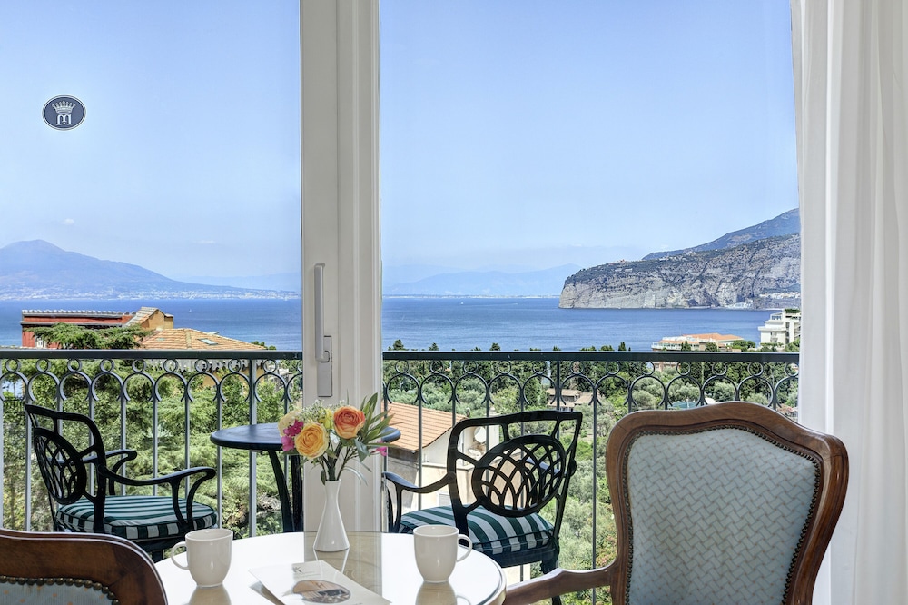 Grand Hotel Capodimonte 47/65