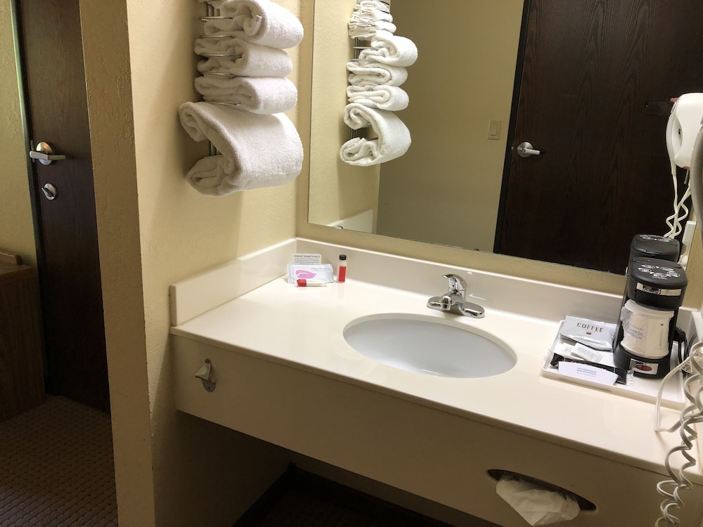 Days Inn By Wyndham Iron Mountain 10/36