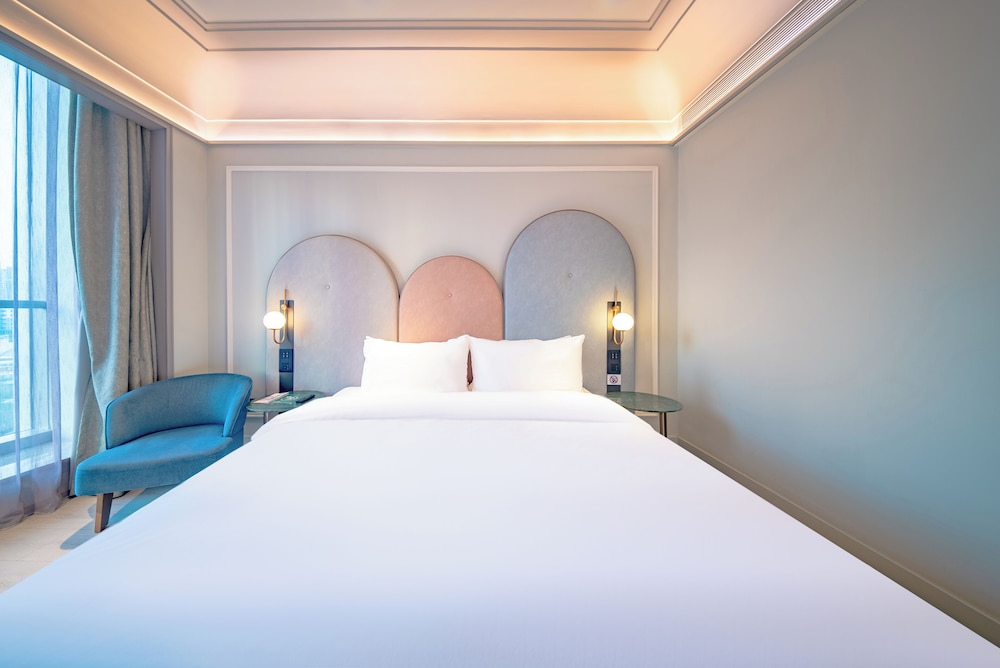 PRIVILEGE, KING BED