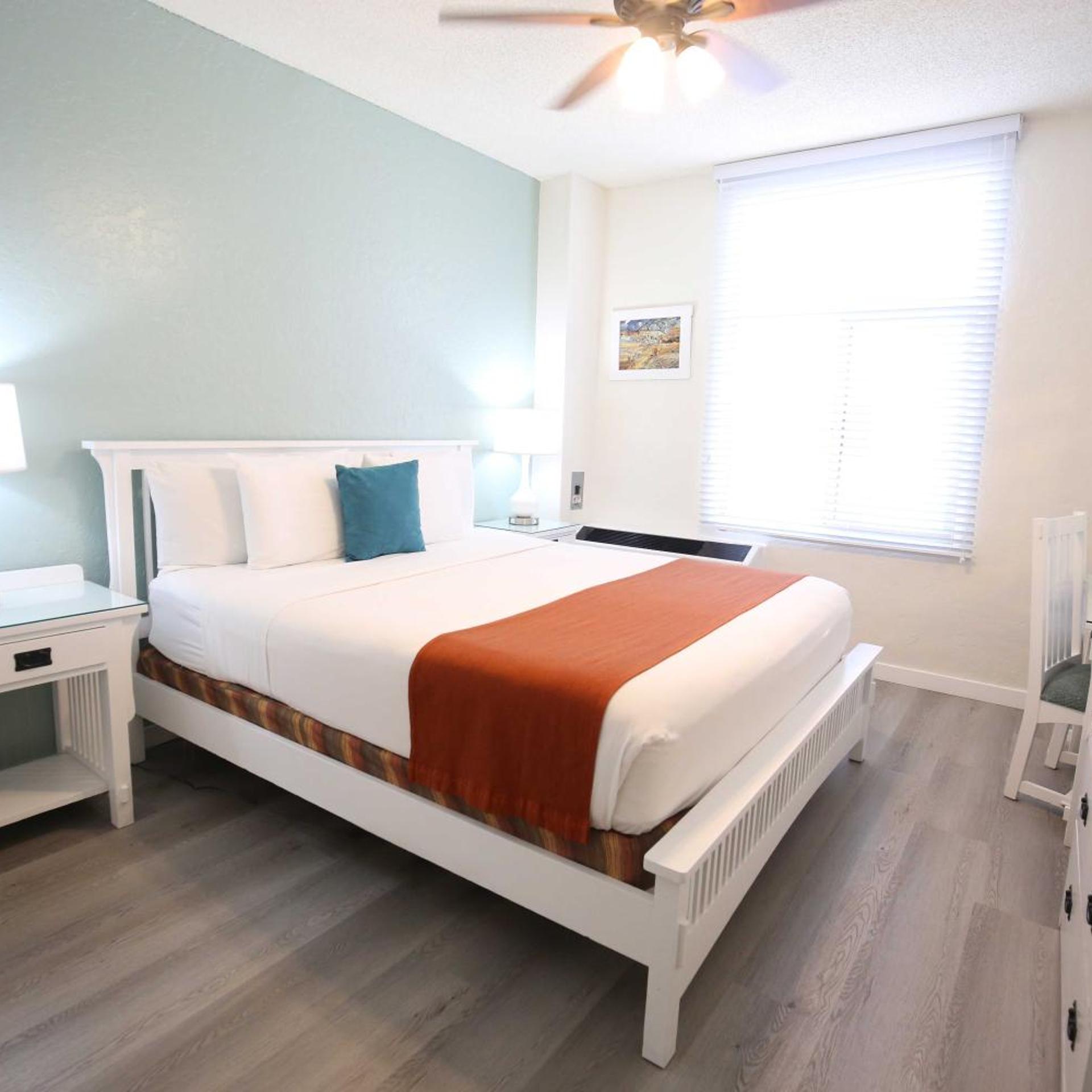 Suite, Queen Bed, Sofa