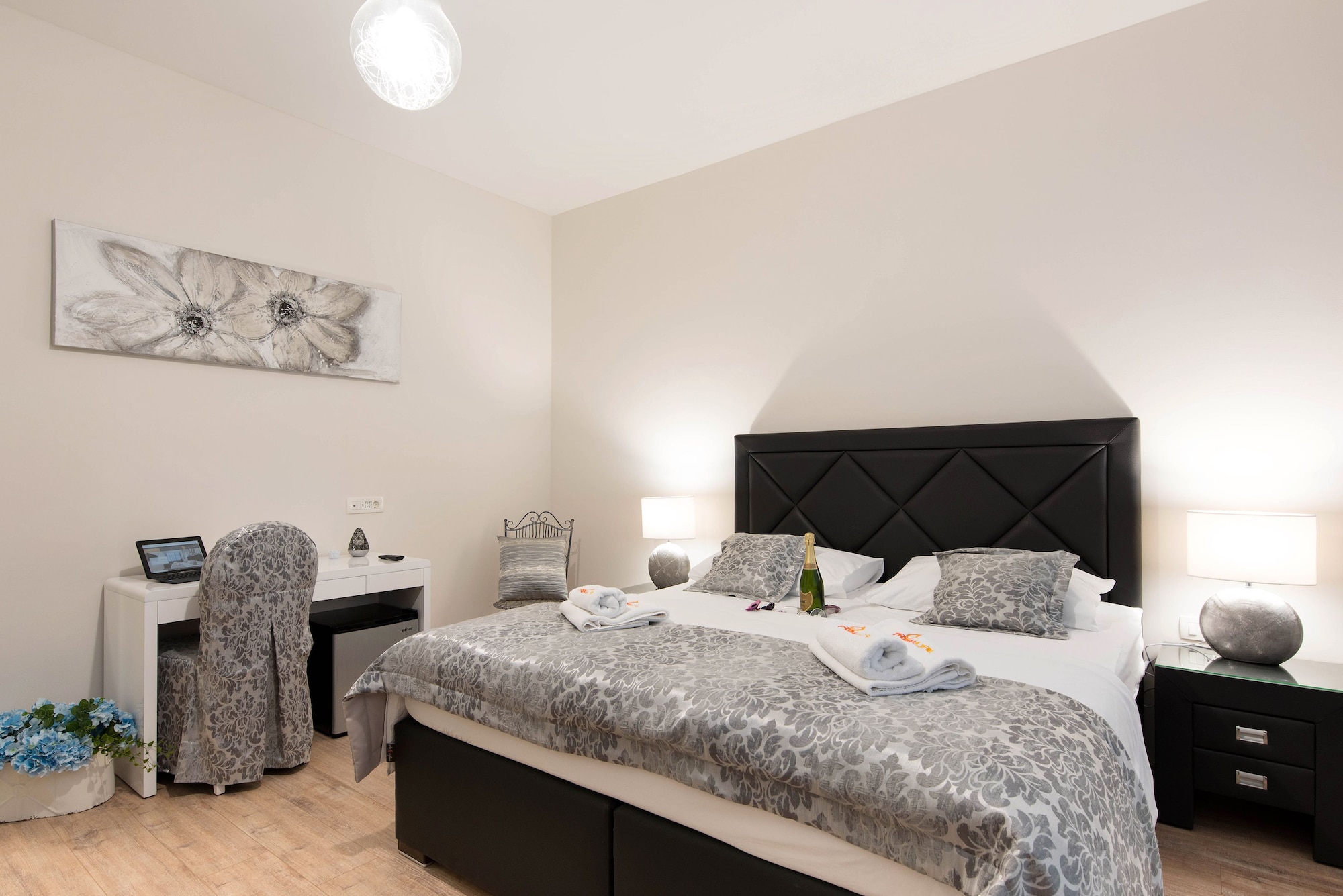 DELUXE, DOUBLE BED