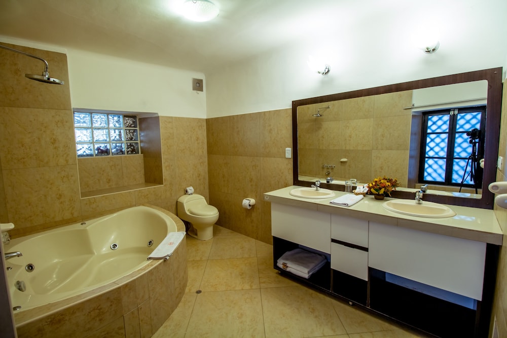 Yabar Hotel Plaza 64/65