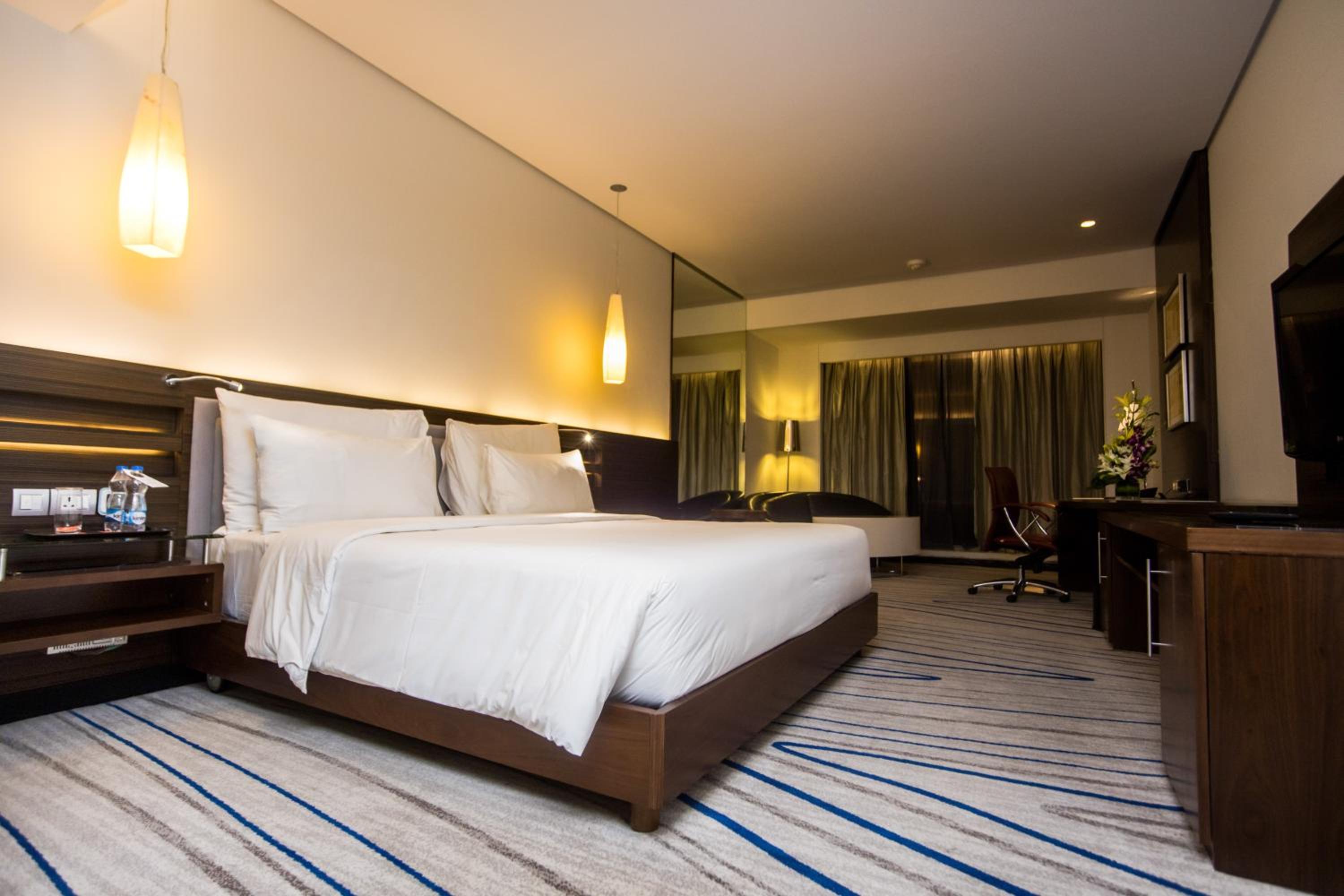 Guest Room, King Bed, City View, Concierge Level, Corner