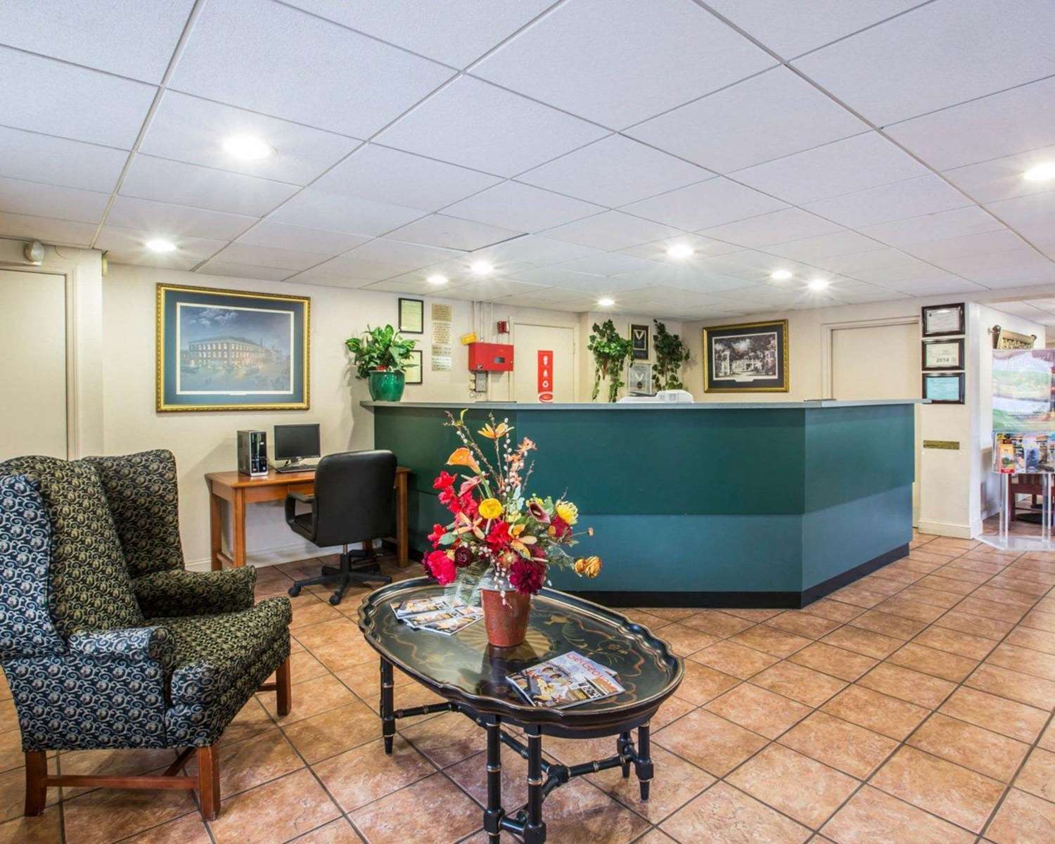 Econo Lodge Inn & Suites at Fort Moore 19/31