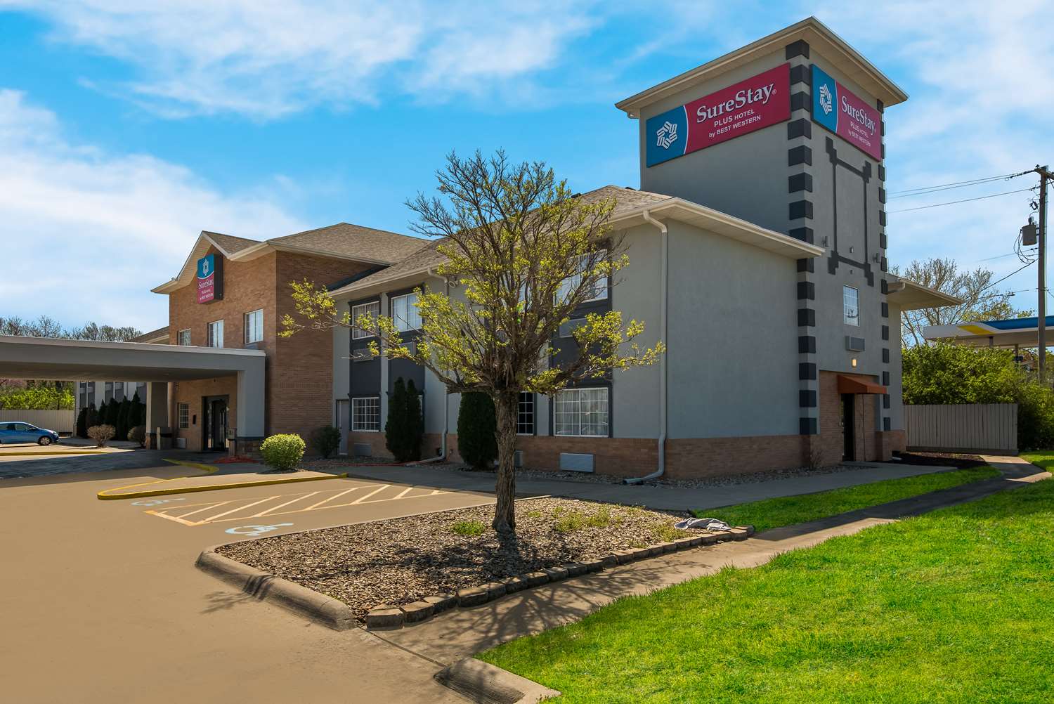 Surestay Plus Hotel By Best Western Topeka Northwest 2/2