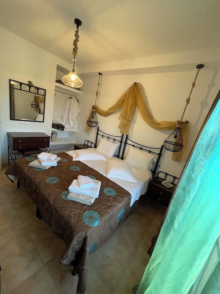 SKIATHOS ISLAND SUITES 16/50