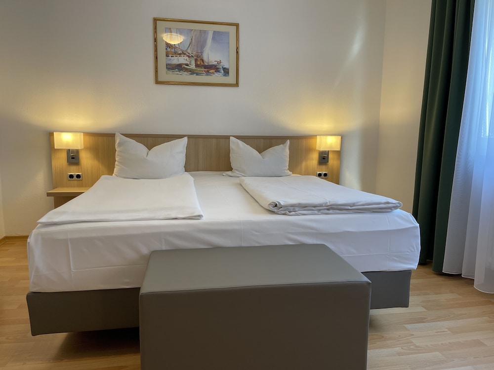 1 Bedroom, Comfort, Queen Bed, Private Bathroom
