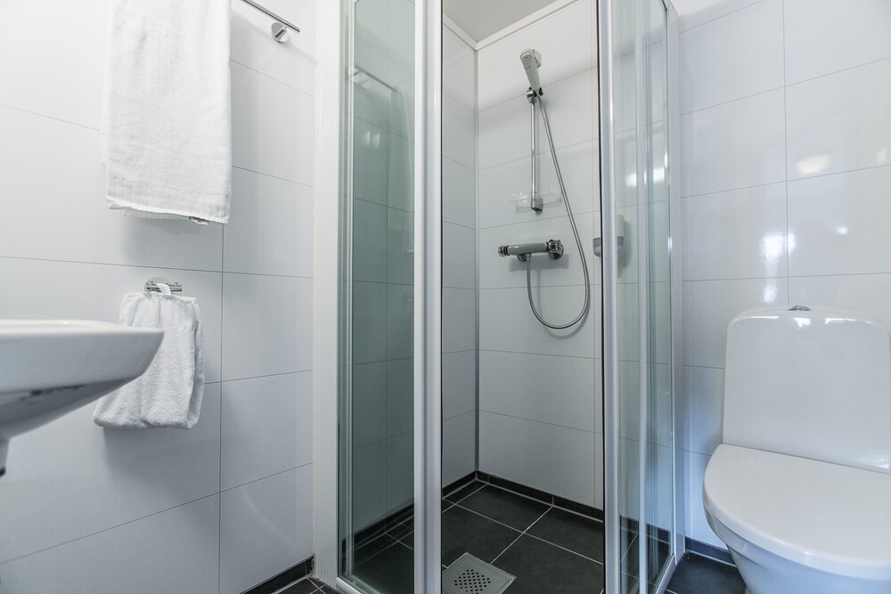Almaas Hotell Stord AS 12/42