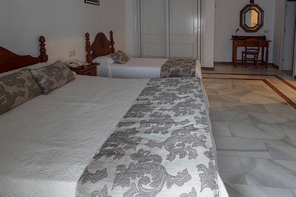 غرفة ثلاثية، Hotel La Pinta 2/4