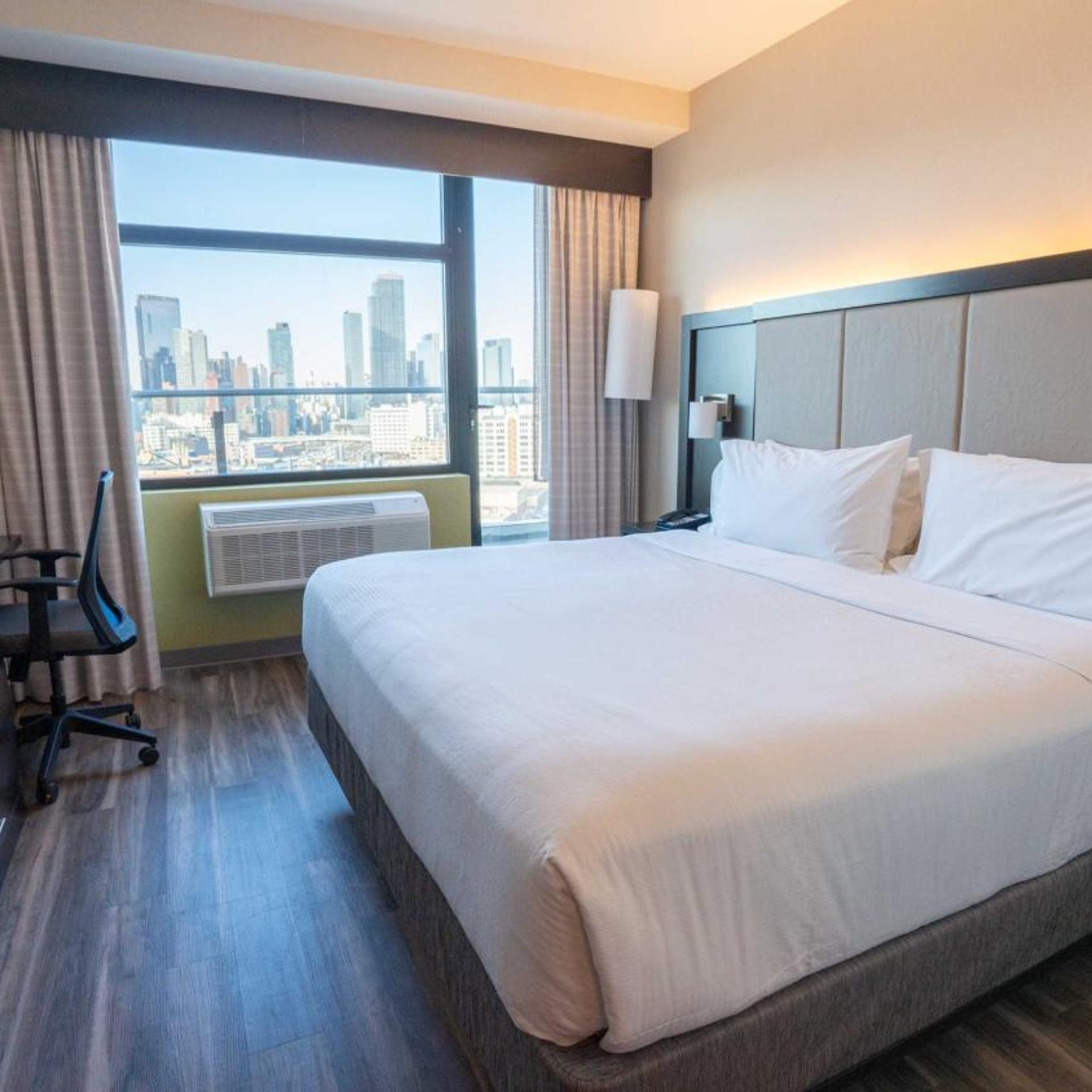 Standard, King Bed, Skyline View
